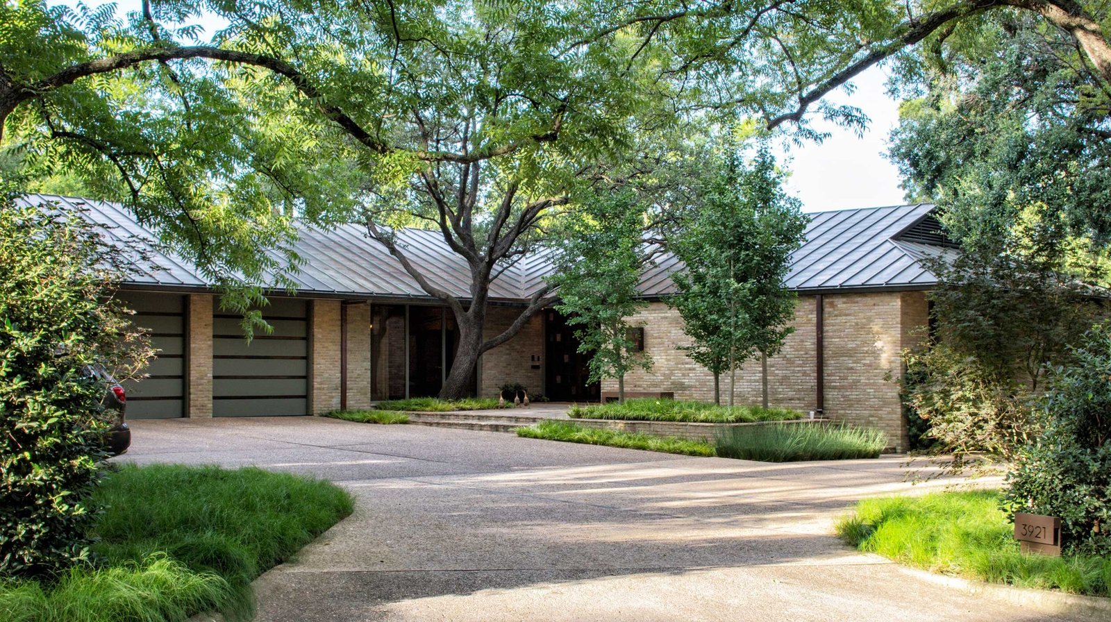 StudioOutside_MidcenturyCreekside_03.jpg