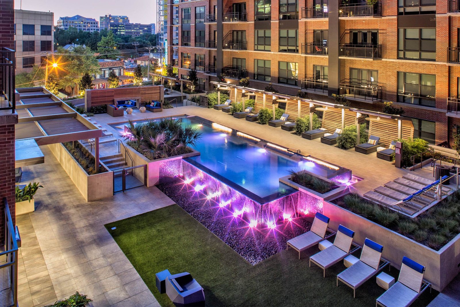 StudioOutside_McKinneyAvenueResidences_09.jpg